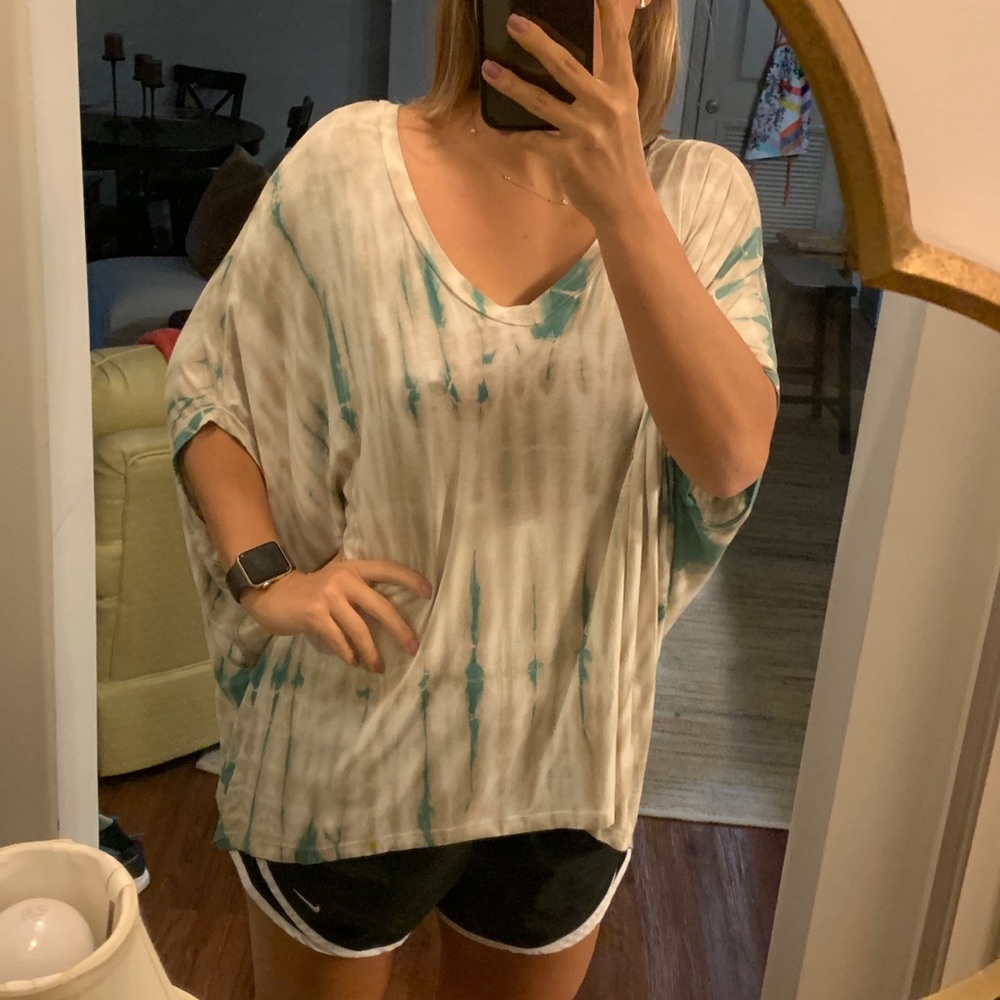 Tie dye short sleeve v-neck top!